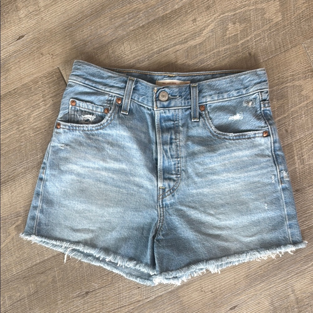 Levi’s Light Wash Ribcage Denim Shorts 26/2